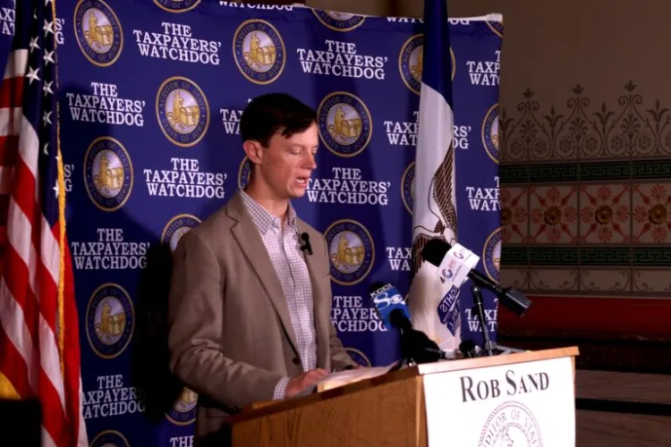 Auditor: Employee salaries rose for governor’s and secretary of state’s offices